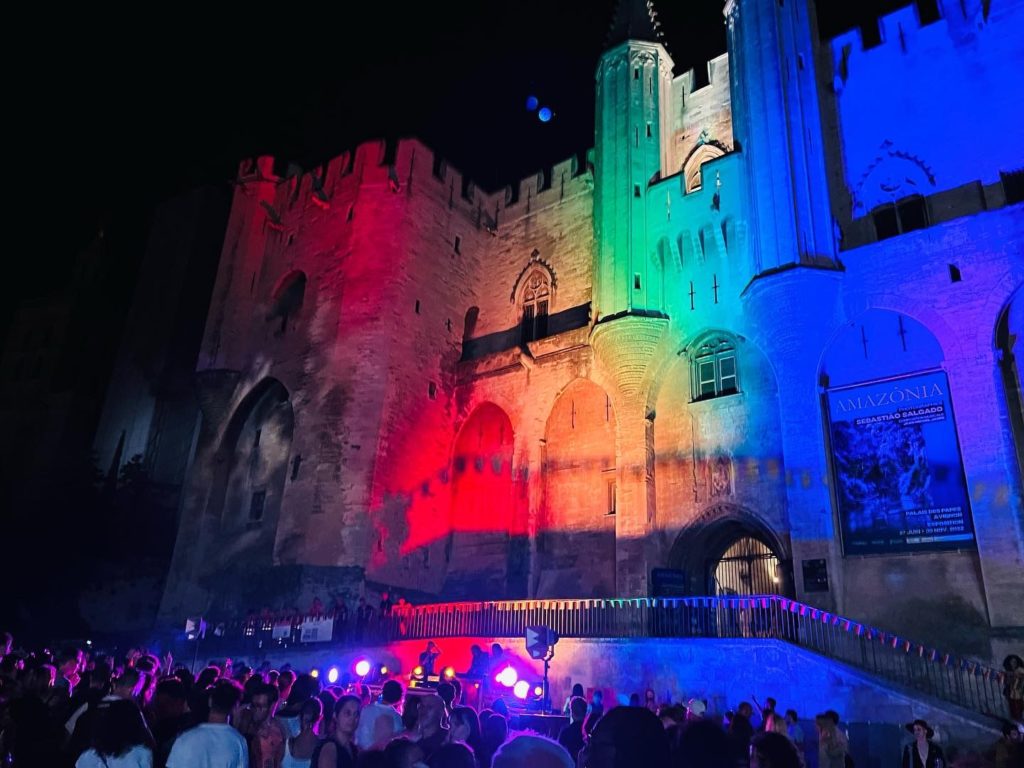 Rassemblement pour la Pride 2022 devant le palais des Papes d'Avignon