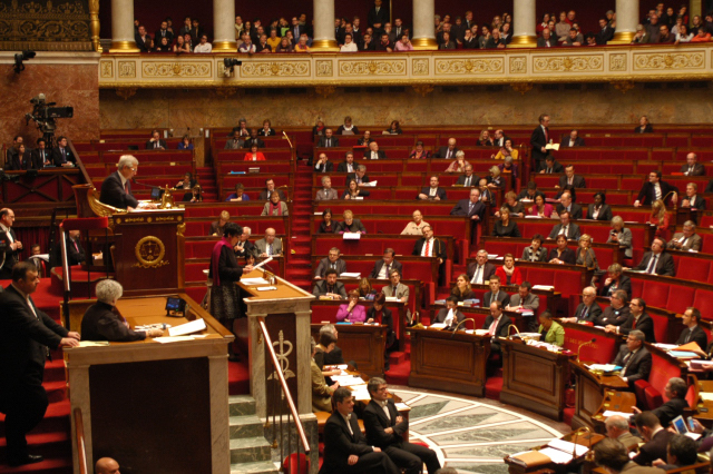 Dominique Bertinotti présente le projet de loi ouvrant le mariage aux couples de personnes de même sexe à la tribune de l'Assemblée nationale