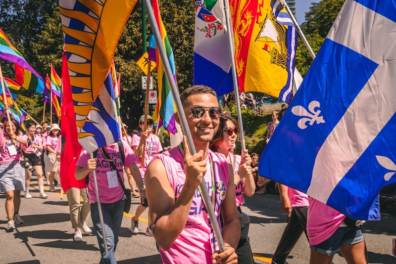 drapeau de Québec au milieu de drapeaux arc-en-ciel - photo Margarita Young / Shutterstock