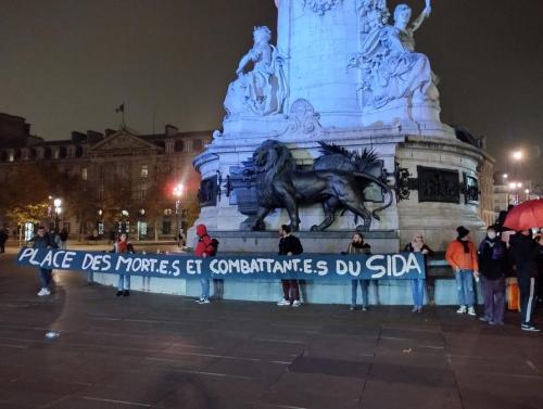 La place de la République transformée en place mes mort•e•s et combattant•e•s du SIDA à l'occasion de la manifestation d'Act up Paris à l'occasion de la Journée mondiale de lutte contre le sida le 1/12/2022