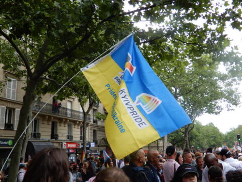 Drapeau Pride Ukraine à la Marche des Fiertés LGBT+ Paris 25/06/2022