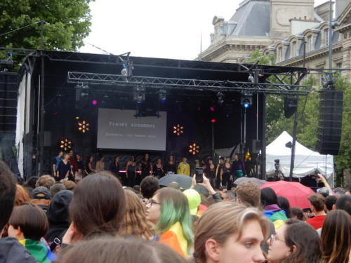 Podiumde la Marche des Fiertés LGBT+ Paris 25/06/2022